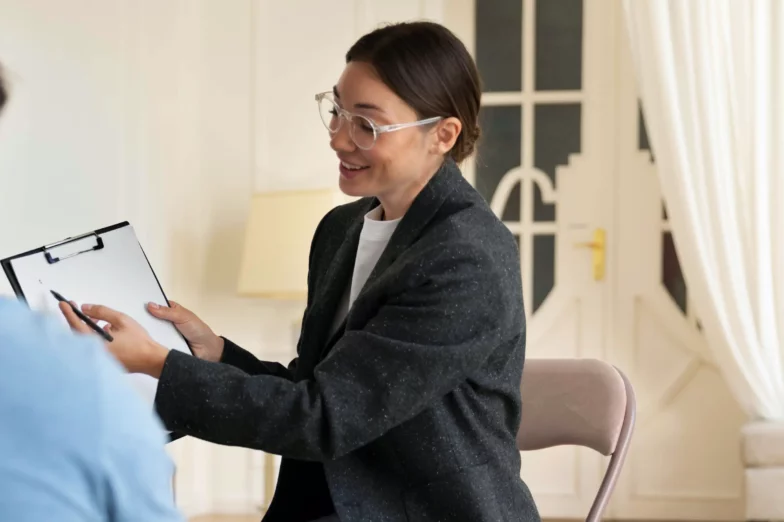 A young integrative medicine practitioner working with a trauma client