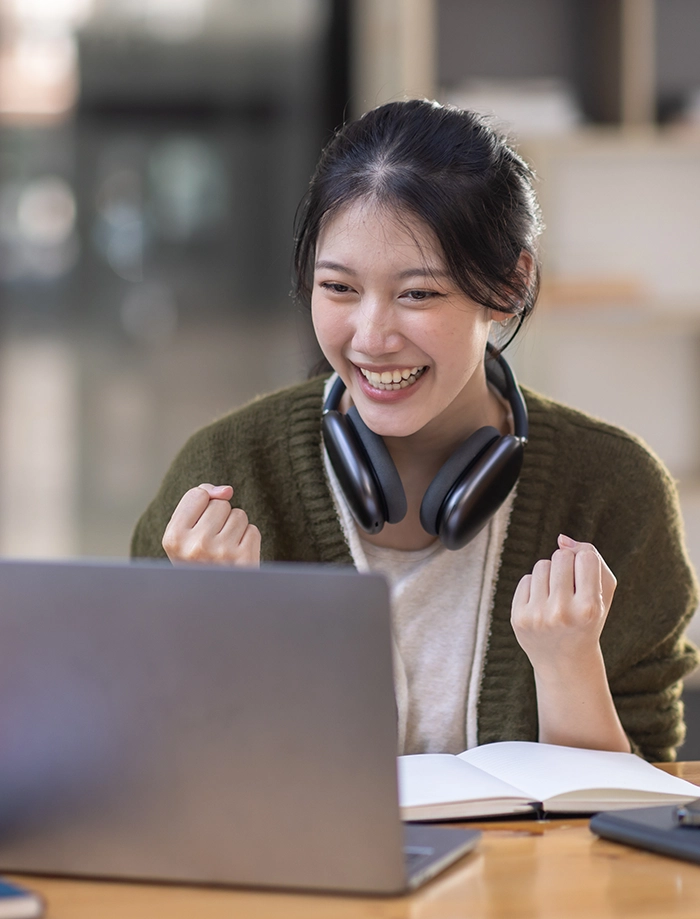 Woman studies online course in psychedelic medicine 